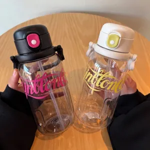 Dos botellas de agua deportivas de plástico transparente con pajitas sobre la mesa