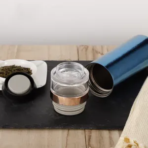 Detailansicht der 470 ml Titan-Teethermoskanne mit Teesieb-Komponenten in Blau.
