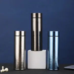 Minimalistische reine Titan-Isolierflaschen in elegantem Schwarz, Blau und Bronze-Finish.