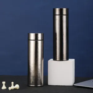 Minimalistische Rein-Titan-Isolierbecher in zwei Größen auf einem Schreibtisch.