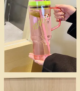 Nahaufnahme einer rosa 1300-ml-Plastiktrinkflasche mit Strohhalm und Bärenanhänger