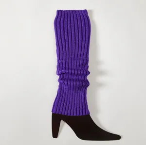 Violetter Strick Beinwärmer Detailansicht, gemütliche Wintersocken für stilvollen Look.