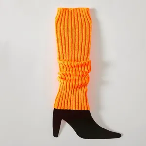 Helle orange gestrickte Stulpen, warme Winter Stiefelmanschetten, weiche Textur Detailansicht.