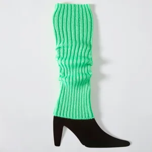 Neon gruene gestrickte Beinwaermer warme Winter Slouch Socken modische Stiefelhuellen.