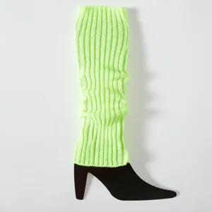 Neon gruene Strick Stulpen Detailansicht, weiche Winter Stiefelmanschetten und Socken Textur.