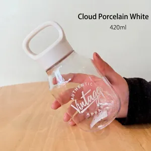 Detailansicht einer 420-ml-Tritan-Trinkflasche mit weißem Griff und Vintage-Aufdruck.