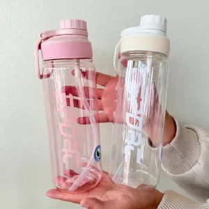 Vista detallada de dos botellas de agua deportivas de plástico de gran capacidad con pajitas
