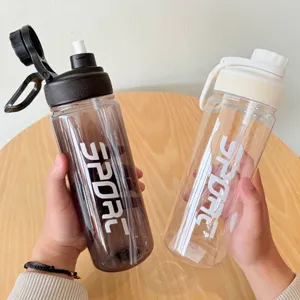 Vista detallada de dos botellas de agua deportivas de plástico con pajitas integradas