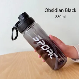 Detalle de botella de agua deportiva de 880 ml negro obsidiana con pajita y asa de transporte