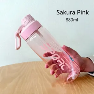 Primer plano de botella de agua deportiva de plástico rosa con pajita