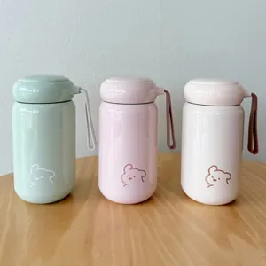 Drei tragbare Mini-Isolierflaschen in Pilzform in Pastellgrün, Rosa und Cremeweiß.