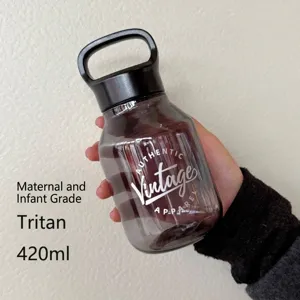 Moderne 420ml Tritan-Wasserflasche mit praktischem Griff für Outdoor und Schule