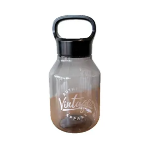 Tragbare Tritan-Wasserflasche in Rauchgrau mit praktischem Griff und Vintage-Logo-Design