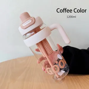 Nahaufnahme einer 1200-ml-Plastikflasche in Kaffeebraun mit Griff und Strohhalm.