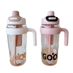 Große Kunststoff-Wasserflasche mit Strohhalm, Griff und Teesieb, in zwei Farben.