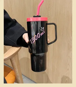 Detailansicht eines modischen schwarzen 1300ml Sportbechers mit pinkem Strohhalm