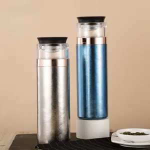 Detail der blauen und silbernen 470-ml-Titan-Teeflaschen mit Teewasser-Trennsystem