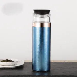 Blauwe 470 ml vakuumisolierte Teekanne aus reinem Titan mit Teesieb-Trennkammer