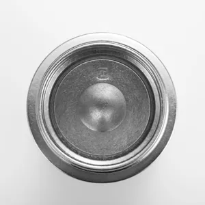 Makrodetail einer minimalistischen reinen Titan-Tasse mit dem Ti-Materialstempel