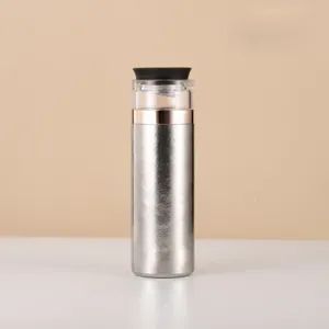 Detailansicht der 470ml Rein-Titan Thermoskanne mit einem praktischen Tee-Trennung-Design