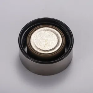 Makroansicht der inneren Dichtungsstruktur eines Thermosbecher-Deckels aus reinem Titan