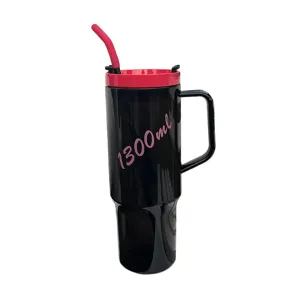 1300ml großer tragbarer Kunststoff-Sportbecher mit Strohhalm und Griff in Schwarz und Rosa