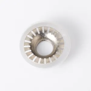 Nahaufnahme eines Teefilters aus reinem Titan mit Silikonring für Thermosflaschen