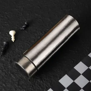 Detailansicht eines eleganten silbernen Business-Thermosbechers aus reinem Titan