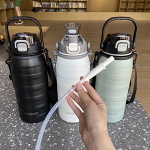 Detaillierte Makroansicht des abnehmbaren Strohhalms der Sport-Isolierflasche