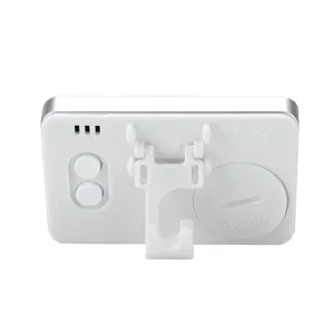 Mini termómetro digital para frigorífico con gancho y soporte, pilas, vista trasera blanca.