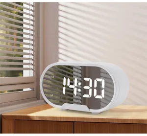 Moderne LED Digital Spiegelwecker mit grossem Display fuer den Nachttisch im Buero.