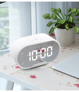 Moderner weisser LED Spiegel Digital Wecker mit grossem Display fuer Schlafzimmer und Tisch.