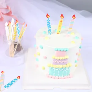 Primo piano di topper per torta in carta colorata a forma di candela con fiamme vivaci