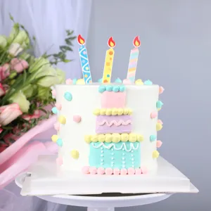 Vista dettagliata di topper per torta creativi in carta colorata a forma di candela.