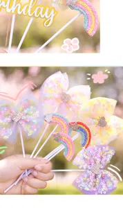 Dettaglio dei topper per torta a forma di arcobaleno e fiocco di paillettes colorati