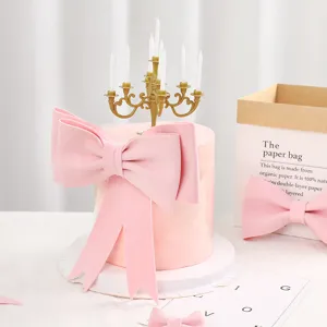 Elegante grande fiocco rosa per torta con candelabro dorato per decorazione festa di compleanno