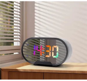 Vue détaillée du réveil numérique miroir LED coloré, affichage de bureau ovale moderne.