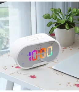 Réveil numérique miroir LED blanc moderne avec affichage coloré et double alarme pour bureau.