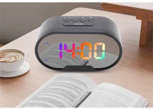Vue de detail de lhorloge numerique miroir LED avec affichage colore et boutons tactiles.