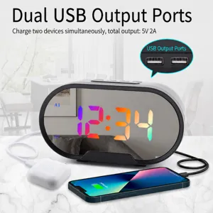 Réveil numérique miroir LED avec affichage coloré et deux ports de charge USB rapide.