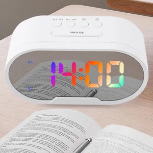 Réveil numérique miroir LED moderne avec affichage coloré et double alarme de bureau.