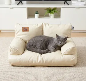 Gezellig beige huisdierbank detail met zachte stof, comfortabele rugleuning en slapende kat.
