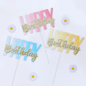 Primo piano di topper per torta Happy Birthday sfumati colorati con glitter dorati