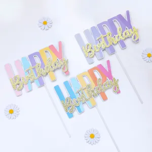 Vista dettagliata del topper per torta Happy Birthday con sfumature colorate e glitter oro.