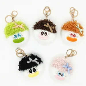 Sammlung von süßen Plüschpuppen-Schlüsselanhängern mit bunten Haaren und Schleifen für Taschen