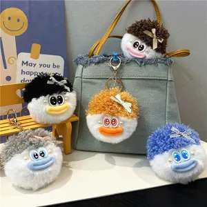 Detail von bunten flauschigen Puppen-Schlüsselanhängern mit Perlenakzenten