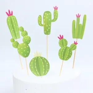 Vista dettagliata di vari topper per torta a forma di cactus verdi per feste