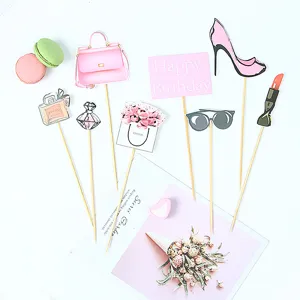 Roze mode taarttoppers met parfum, hoge hakken en een handtas ontwerp voor verjaardag.