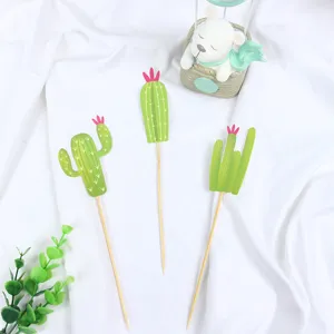 Tre decorazioni per torta a forma di cactus verde con fiori rosa per feste e dessert