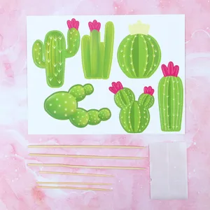Vista dettagliata del set decorativo cactus con ritagli, bastoncini e punti adesivi